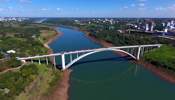 É crucial reabrir a Ponte Tancredo Neves para reavivar a economia e trazer esperança às comunidades locais, com cuidados sanitários adequados.